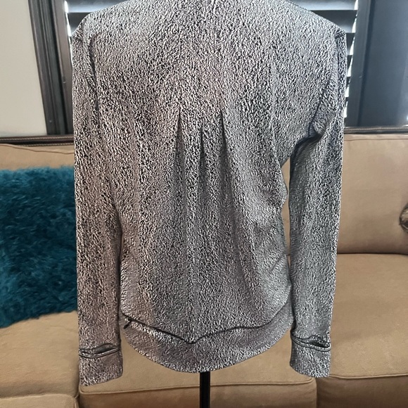 Size 6 top that can be worn going out. Like new. - Picture 2 of 4